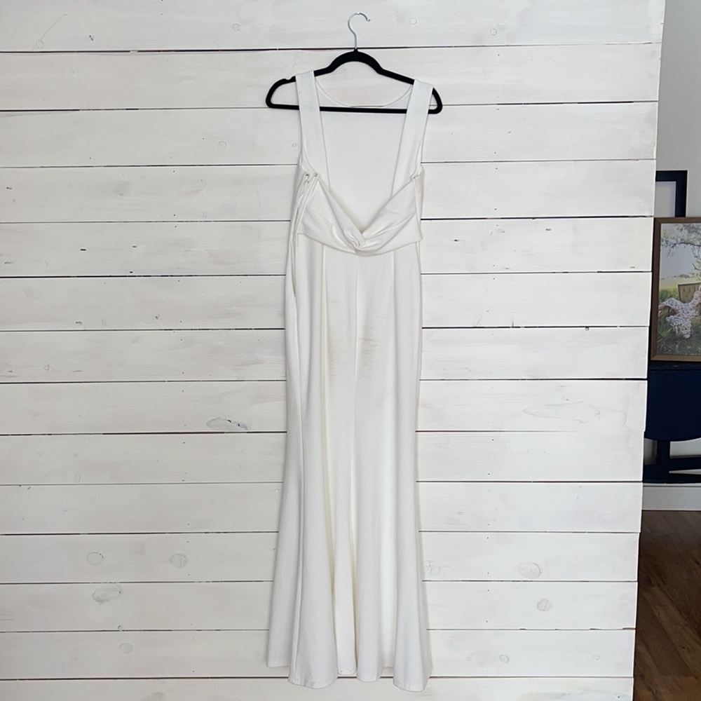 White women’s bridal dress with open back - Picture 3 of 6